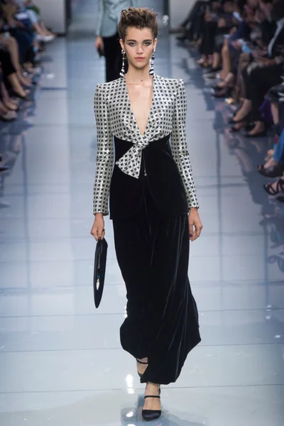 Look 16